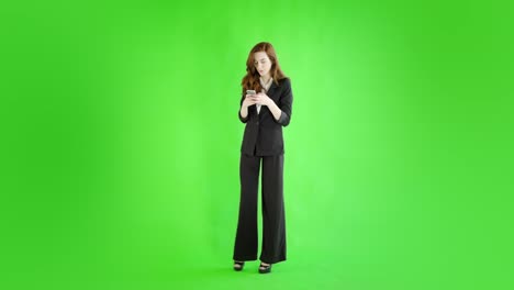 Kaukasische-Frau-Studio-Greenscreen-isoliert-sexy-skinny-20er-Jahre-4-k-Geschäft