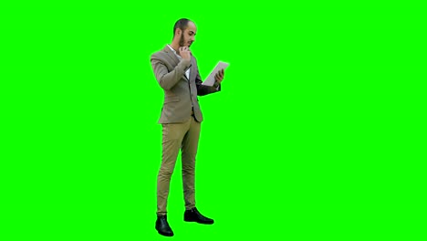 Junge-Manager-mit-Videokonferenz-per-Tablet-auf-einem-Green-Screen,-Chroma-Key