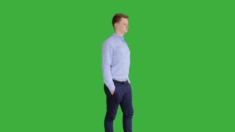 Kaukasischen-Jüngling-vor-Greenscreen-Hintergrund-stehend.-Männliche-Person-isoliert-auf-Chroma-Key.-Casual-Business-professionelle-Portrait