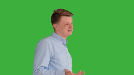 Junge-schöne-Männer-handeln-vor-einem-Greenscreen.-Blondes-Haar,-blaues-Hemd-und-blaue-Hosen.-Tanzen,-denken,-umdrehen-und-auf-die-Kamera-zu-sprechen.