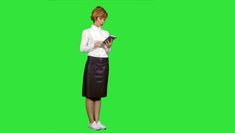 Hübsche-junge-Frau-mit-Tablet-auf-einem-Green-Screen,-Chroma-Key