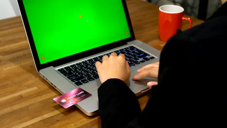 Mujer-de-negocios,-generar-la-información-de-tarjeta-de-crédito-con-mock-up-portátil-de-pantalla