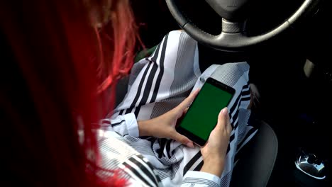 chica-de-negocios-en-ropa-inteligente-usa-su-smartphone-en-su-coche,-dirección-pantalla-verde-croma-key-4k