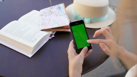 Frau-mit-Smartphone-in-Kaffee