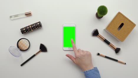 Vista-superior-de-cabeza-de-mujer-con-Smartphone-por-productos-de-belleza