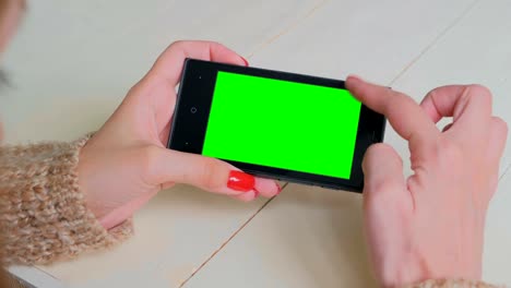 Mujer-con-smartphone-con-pantalla-verde