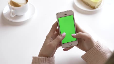 Hermosa-mujer-de-las-manos-usando-un-smartphone-en-un-concepto-de-pantalla-de-café-verde.-60-fps