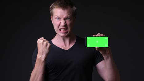 Mann-hält-Handy-mit-Chroma-Key-Green-Screen