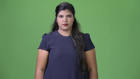 Joven-empresaria-India-hermosa-sobrepeso-sobre-fondo-verde