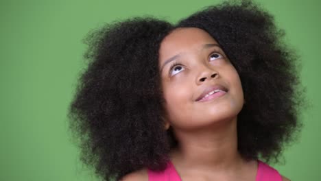 Joven-linda-chica-africana-con-el-pensamiento-de-pelo-Afro-mirando-para-arriba