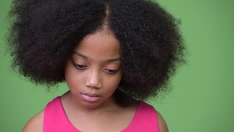 Niña-africana-de-triste-con-pensamiento-de-pelo-Afro-mirando-hacia-abajo