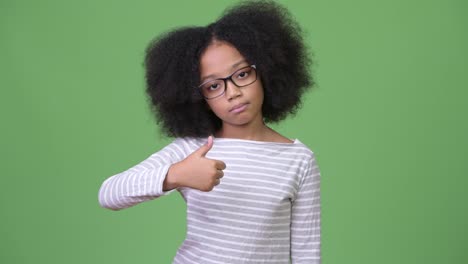 Junge-müde-afrikanisches-Mädchen-mit-Afro-Haar-geben-Daumen-nach-oben