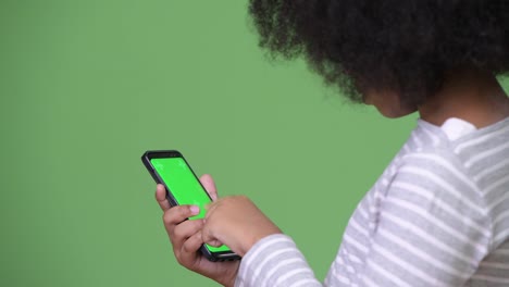 Junge-süße-Afrikanische-Mädchen-mit-Afro-Haar-mit-Telefon