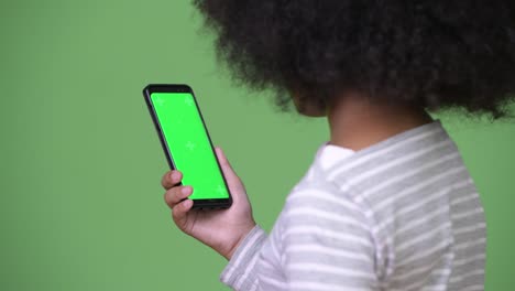 Junge-süße-Afrikanische-Mädchen-mit-Afro-Haar-mit-Telefon