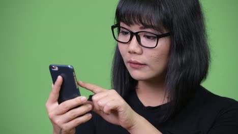 Schöne-asiatische-geschäftsfrau-mit-Telefon