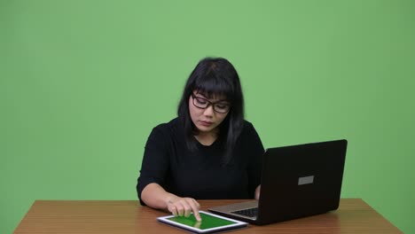 Schöne-asiatische-geschäftsfrau-Multitasking-bei-der-Arbeit