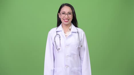 Médico-joven-asiática-hermosa-sonriendo