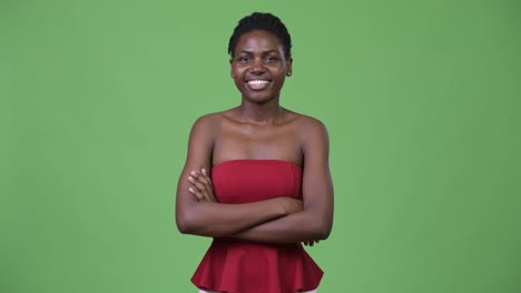 Joven-hermosa-mujer-africana-con-los-brazos-cruzados