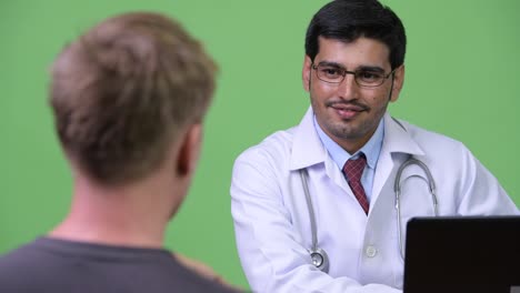 Hombre-joven-persa-médico-consulta-paciente-de-joven