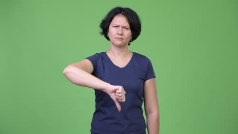 Hermosa-mujer-con-pelo-corto-dar-pulgares-abajo