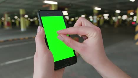 Eine-Hand-hält-eine-Telefon-mit-einem-Green-Screen