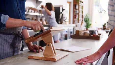 Kunden,-die-kontaktlose-Karte-Zahlungen-im-Coffee-shop