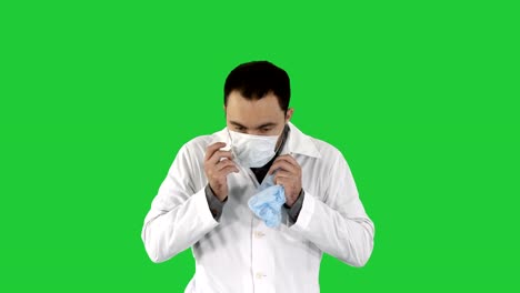 Porträt-der-medizinischen-Doktor-putting-Maske-und-Hut-auf-auf-einem-Green-Screen,-Chroma-Key