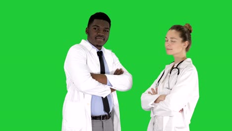 Frau-und-Mann-Ärzte-mit-verschränkten-Armen-auf-einem-Green-Screen,-Chroma-Key