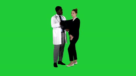 Junge-Frau-Besuch-Radiologe-für-Röntgen-Prüfung-ihres-Gehirns-auf-einem-Green-Screen,-Chroma-Key