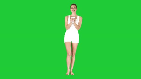 Schöne-Mädchen-zu-Fuß-trinken-mitnehmen-Kaffee-auf-einem-Green-Screen,-Chroma-Key