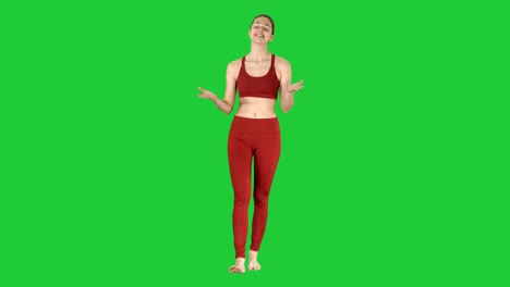 Schöne-junge-Yogalehrerin-im-Gespräch-mit-Kamera-auf-einem-Green-Screen,-Chroma-Key