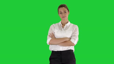 Schöne-junge-Frau-in-formalen-Shirt-Kreuzung-Arme-auf-einem-Green-Screen,-Chroma-Key