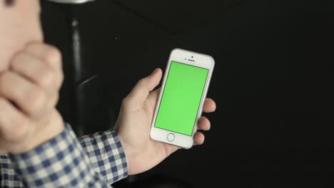 Using-Phone--Vertical-with-Green-Screen-In-Cafe