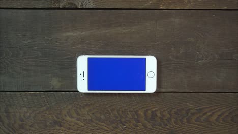 Hand-Smartphone-mit-blauen-Bildschirm-verkleinern