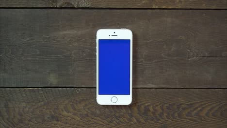 Hand-Smartphone-mit-blauen-Bildschirm-verkleinern