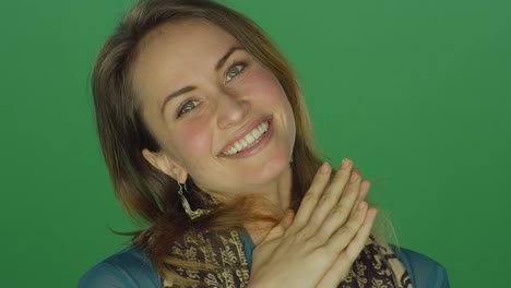 Schöne-Frau,-Lächeln-und-Lachen-auf-einem-green-Screen-Studio-Hintergrund