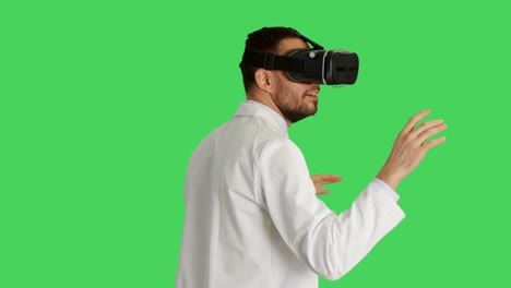 Mitte-Schuss-eines-Wissenschaftlers-VR-Kopfhörer-tragen.-Kamera-dreht-sich-um-ihn-herum.-Hintergrund-ist-Green-Screen.