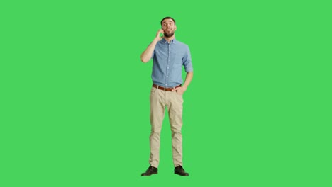 Langer-Schuss,-wenn-ein-handseiniger-Mann-auf-einem-Headset-spricht.-Schuss-auf-Green-Screen-Background.