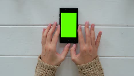 Frau-mit-green-Screen-Smartphone-betrachten