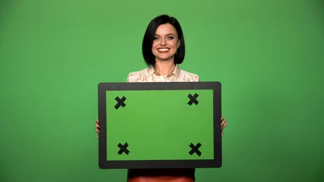 Lächelnde-selbstbewusste-Geschäftsfrau-mit-Chromakey-Board