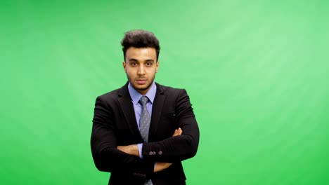 Wütend-Geschäftsmann-Stand-gefalteten-Händen-über-Chroma-Key-Greenscreen-Porträt-der-jungen-Mix-Race-Business-Mann