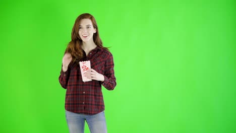 Kaukasische-Frau-Studio-Greenscreen-isoliert-sexy-20er-Jahre-4-k-lässige-Röhrenjeans