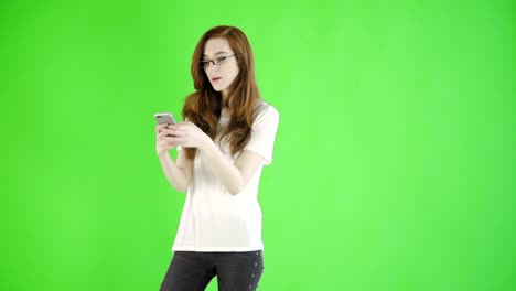 Kaukasische-Frau-Studio-Greenscreen-isoliert-sexy-20er-Jahre-4-k-lässige-Röhrenjeans