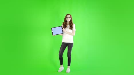 Kaukasische-Frau-Studio-Greenscreen-isoliert-sexy-20er-Jahre-4-k-lässige-Röhrenjeans