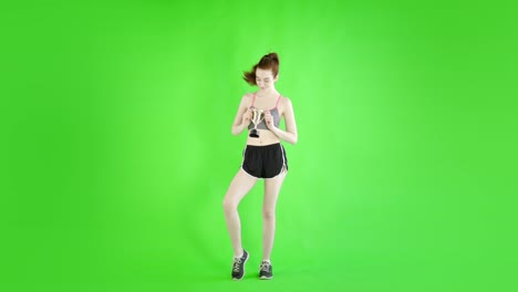 mujer-caucásica-studio-verde-aislado-sexy-flaca-20s-4-k-sport-fit-slim