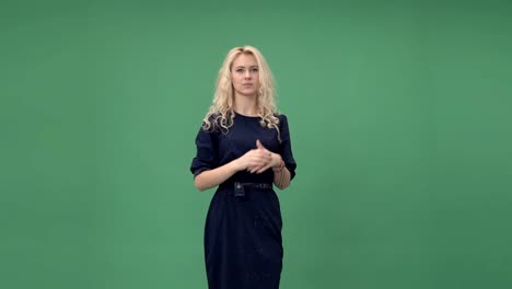 Schöne-blonde-Frau-in-einem-blauen-Kleid,-das-Berühren-des-virtuellen-Bildschirms,-Chroma-Key-Greenscreen-Hintergrund