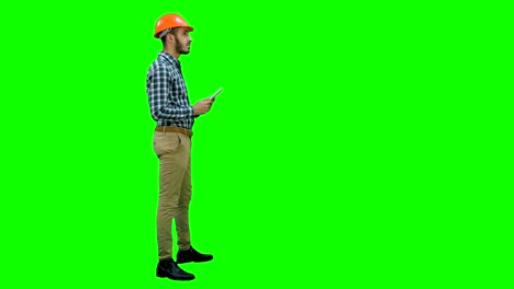 Auftragnehmer-Ingenieur-Inspektion-Baustelle-halten-digital-Tablette-auf-einem-Green-Screen,-Chroma-Key