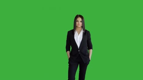 Junge-attraktive-Brünette-Frauen-stehen-isoliert-gegen-Green-Screen-Hintergrund.-Porträt-der-schönen-professionelle-weibliche-Person-im-Anzug