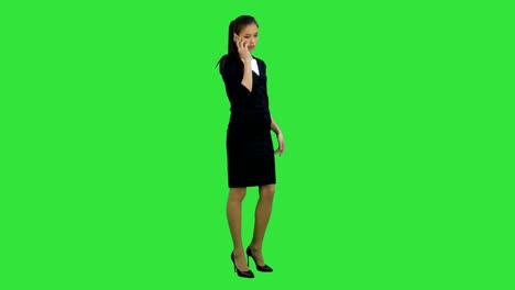 Skeptisch-und-unglückliche-junge-Frau-telefonieren-mit-Handy-auf-einem-Green-Screen,-Chroma-Key