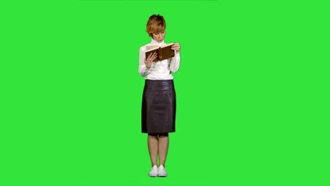 Frau-stehend-und-Buch-auf-einem-Green-Screen,-Chroma-Key